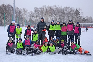 Футболисты "Сахалин-2008" сыграли в футбол на коньках